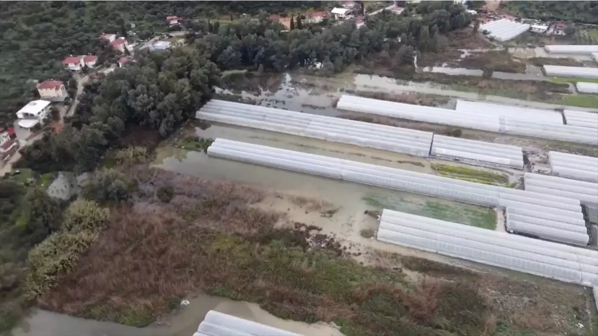 Antalya’da Şiddetli Rüzgar ve Sağanak: Karayolunda Su Baskınları ve Ulaşım Sorunları