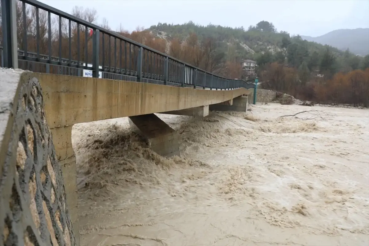 Denizli Acıpayam’da Şiddetli Sağanak Sonrası Tarım Alanlarında Oluşan Taşkınlar
