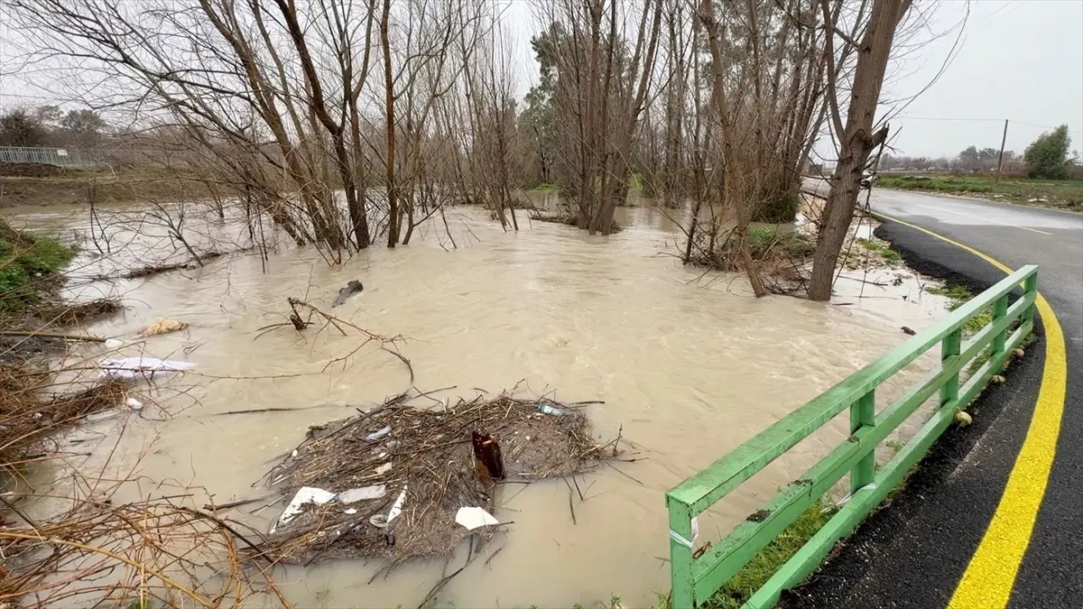 Osmaniye Kadirli'de Şiddetli Yağışlar Evleri ve Tarım Alanlarını Sular Altına Çekti