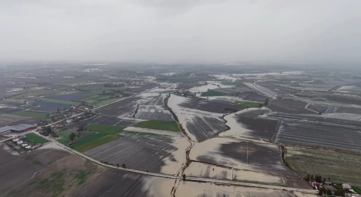Kadirli'de Şiddetli Sağanak Tarım Alanlarını Sular Altına Çekti