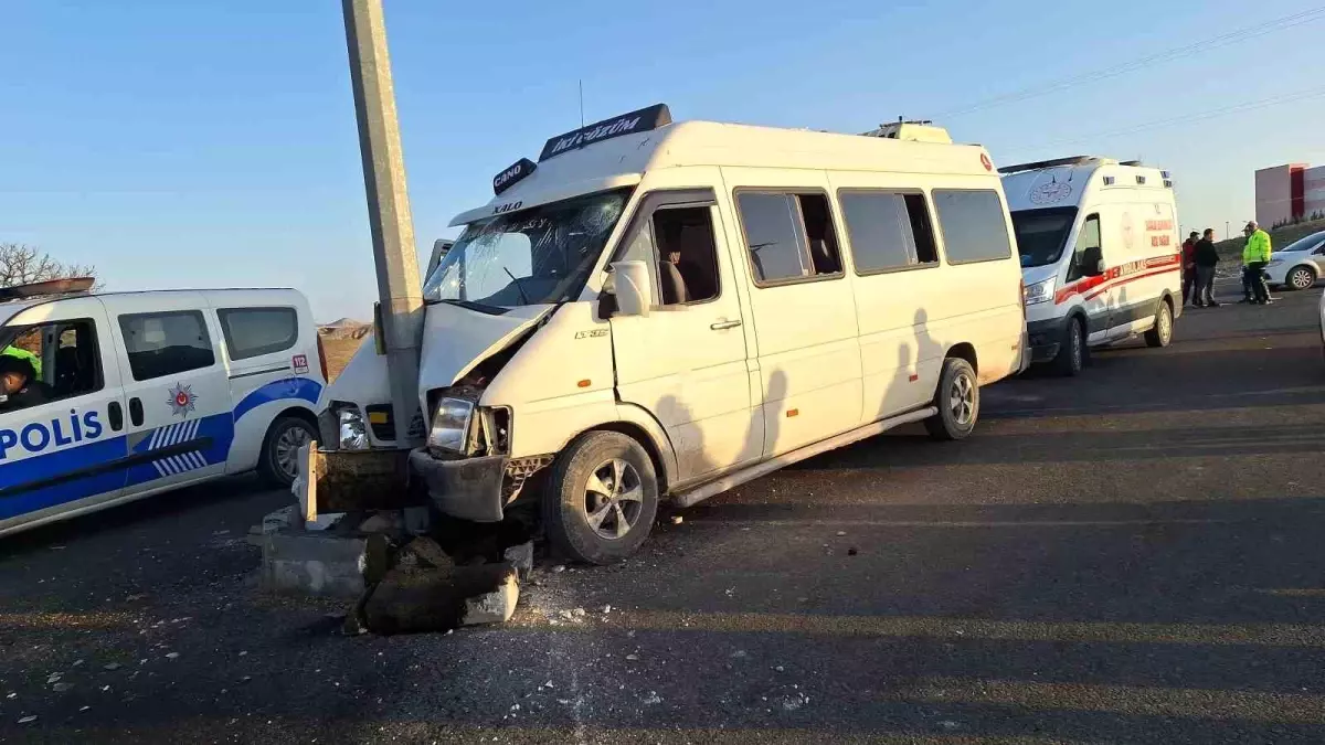 Şanlıurfa Birecik’te Tarım İşçilerini Taşıyan Minibüs Kontrolden Çıkarak Direğe Çarptı