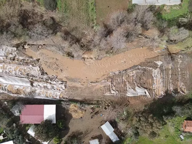 Su altında kalan seralar