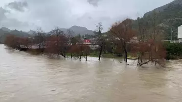 Antalya’da Şiddetli Sağanak Yağış ve Sel Ulaşımda Aksamalara Yol Açtı