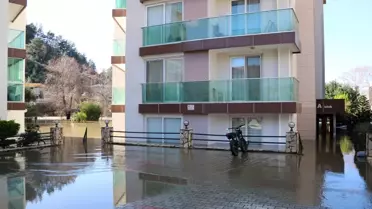 Antalya’da 24 Saatte 74 kg Yağış: Alanya’da Su Seviyesi Göğüs Hizasına Ulaştı, AFAD Botla Tahliye Etti