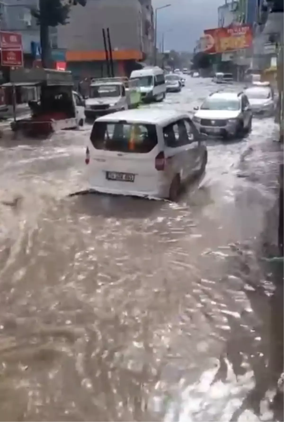 Adana’da kısa süreli sağanak sonrası su birikintileri