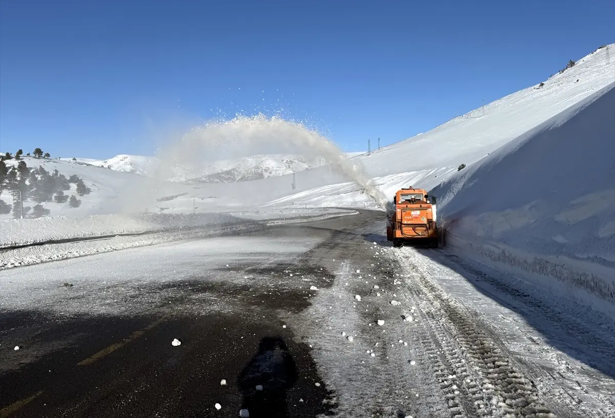 Ardahan’da Kar Yağışı Nedeniyle Ulaşımda Aksaklıklar ve Mücadele Çalışmaları