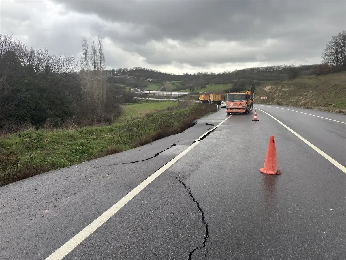 Balıkesir‑Savaştepe Yolu’nda Şiddetli Sağanak Sonrası Oluşan Yol Yarıkları
