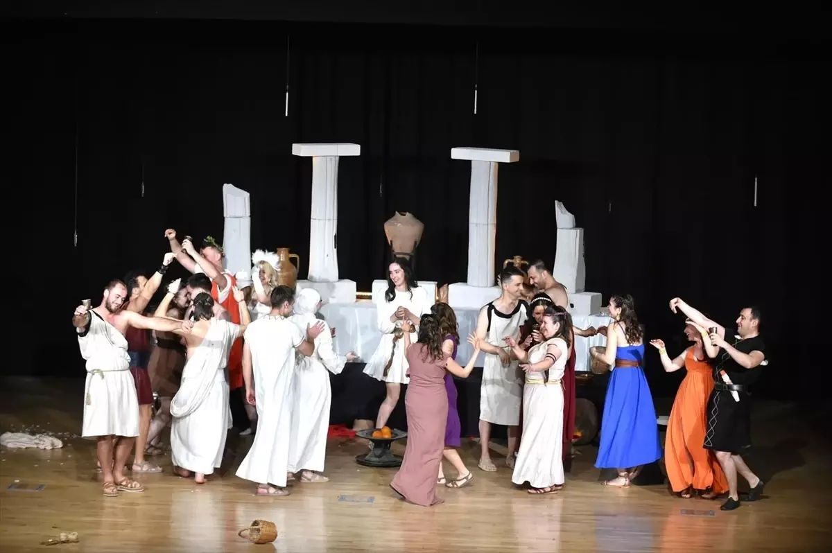 Biga Belediyesi Tiyatro Ekibi Çanakkale'de Lysistrata’yı Başarıyla Sahneledi