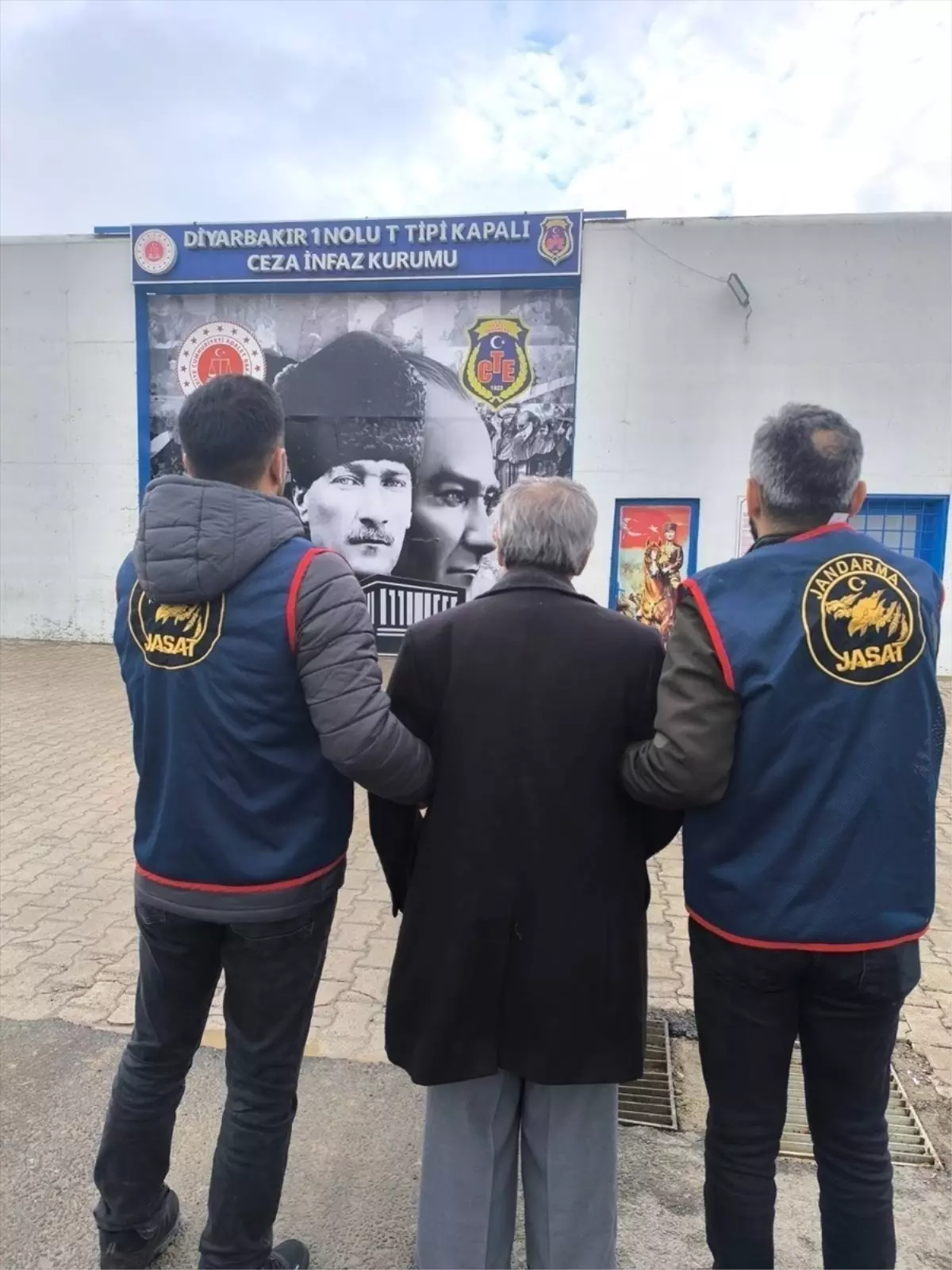 Diyarbakır’da JASAT ve Jandarma’dan 113 Şüpheliyi Kapsayan Geniş Operasyon