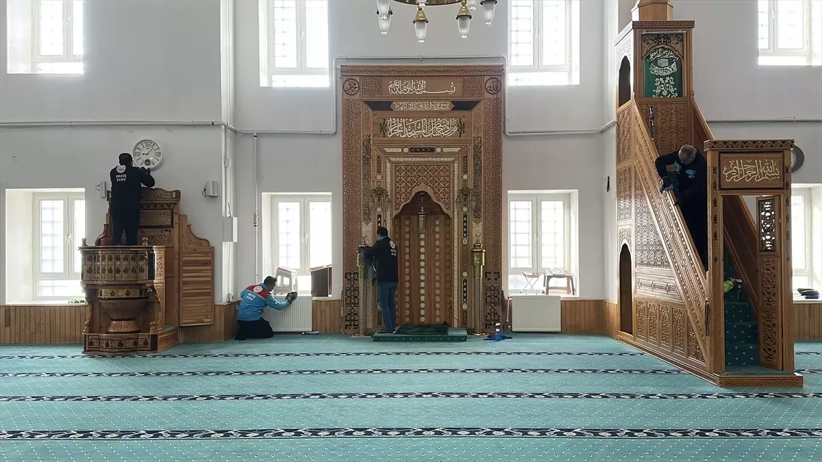 Erciş'te Kaymakamlık, Ramazan Öncesi Camileri Derinlemesine Temizliyor