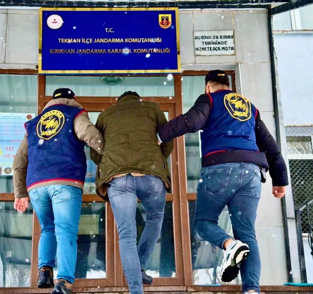 Erzurum’da 13 Yıl Hapisli Firari Dolandırıcı JASAT Timine Teslim Edildi