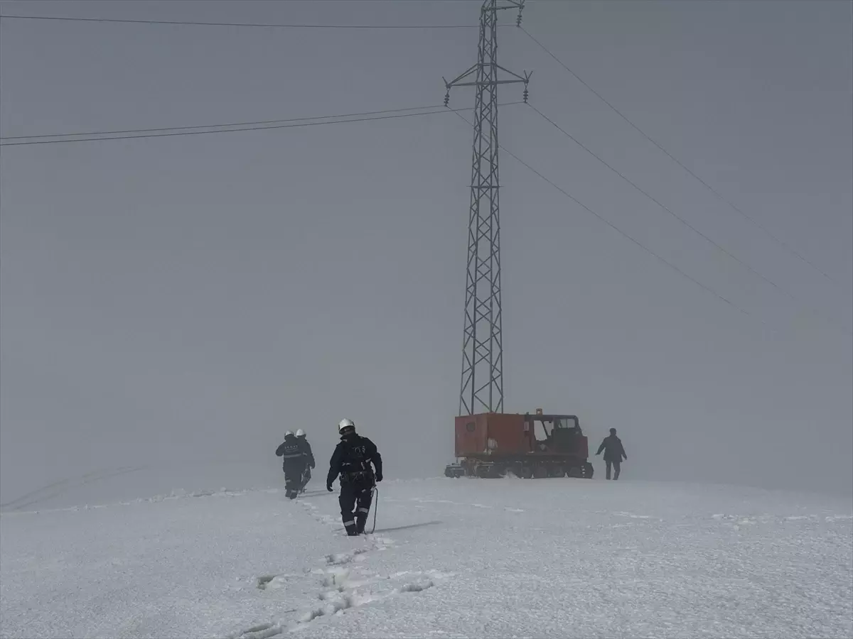 VEDAŞ Ekibi, Yüksekova’da Karla Kaplı Dağda Elektrik Kesintisini Çözerek Hizmete Döndürdü