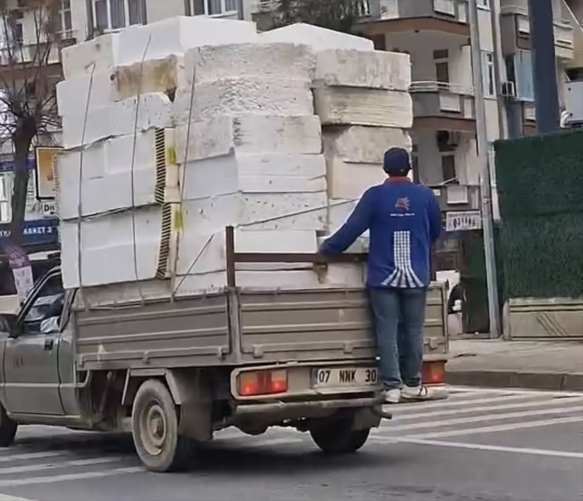 Antalya’da kamyonet arkasında seyahat eden kişi