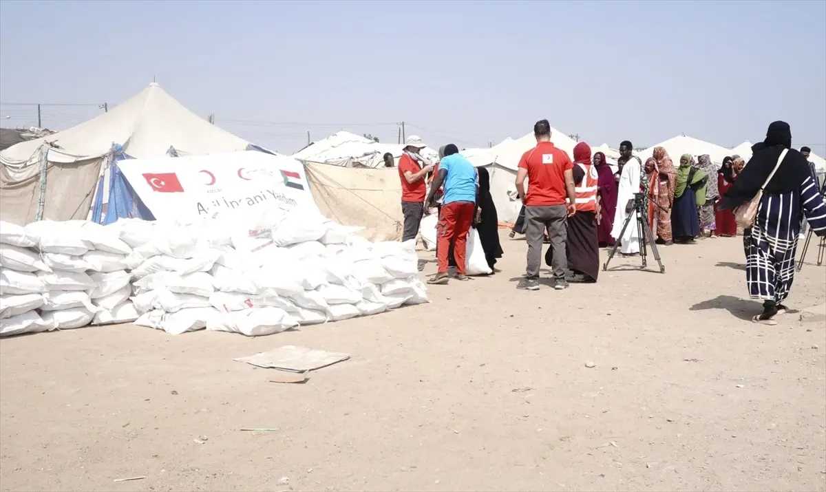 Türk Kızılayının Port Sudan'da dağıttığı gıda kolileri