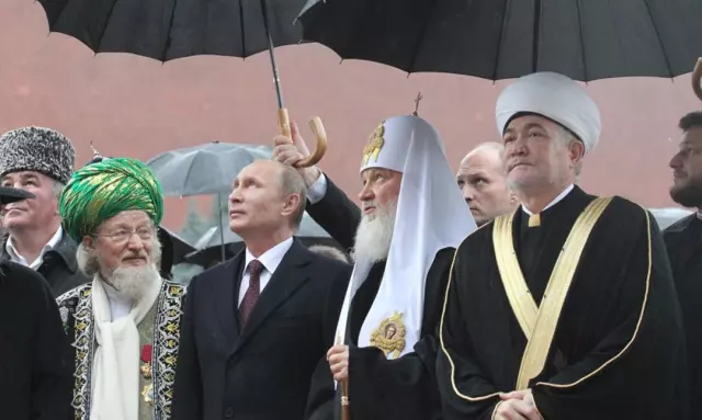 Dağıstan’da cami avlusu