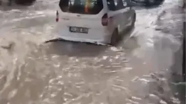 Adana’da 15 Dakikalık Sağanak Sonrası Sokaklar Göle Dönüştü