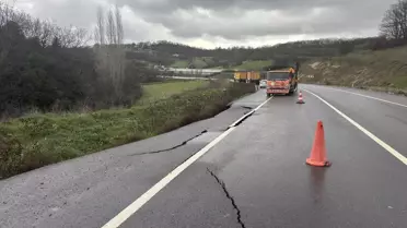 Sağanak sonrası yol yüzeyindeki çatlaklar