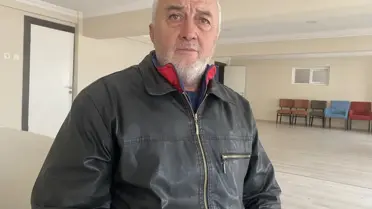 Temizlik işçisi çanta teslim ederken