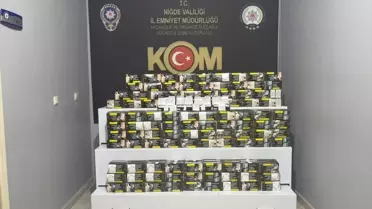 Ele geçirilen kaçak sigara ve makaron paketleri