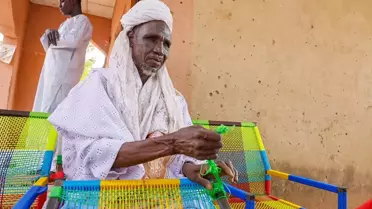 Plastik İplerle Yaratılan Sanat: Nijeryalı Görme Engelli Zanaatkarın Başarı Hikayesi