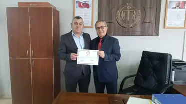 İsa Kök mazbatayı alırken