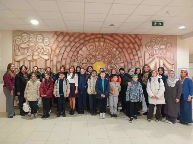 Deney atölyesinde öğrenciler