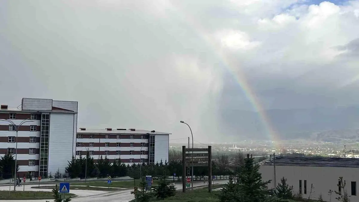 Bolu’da Yağmur Sonrası Gökyüzünü Renklendiren Gökkuşağı