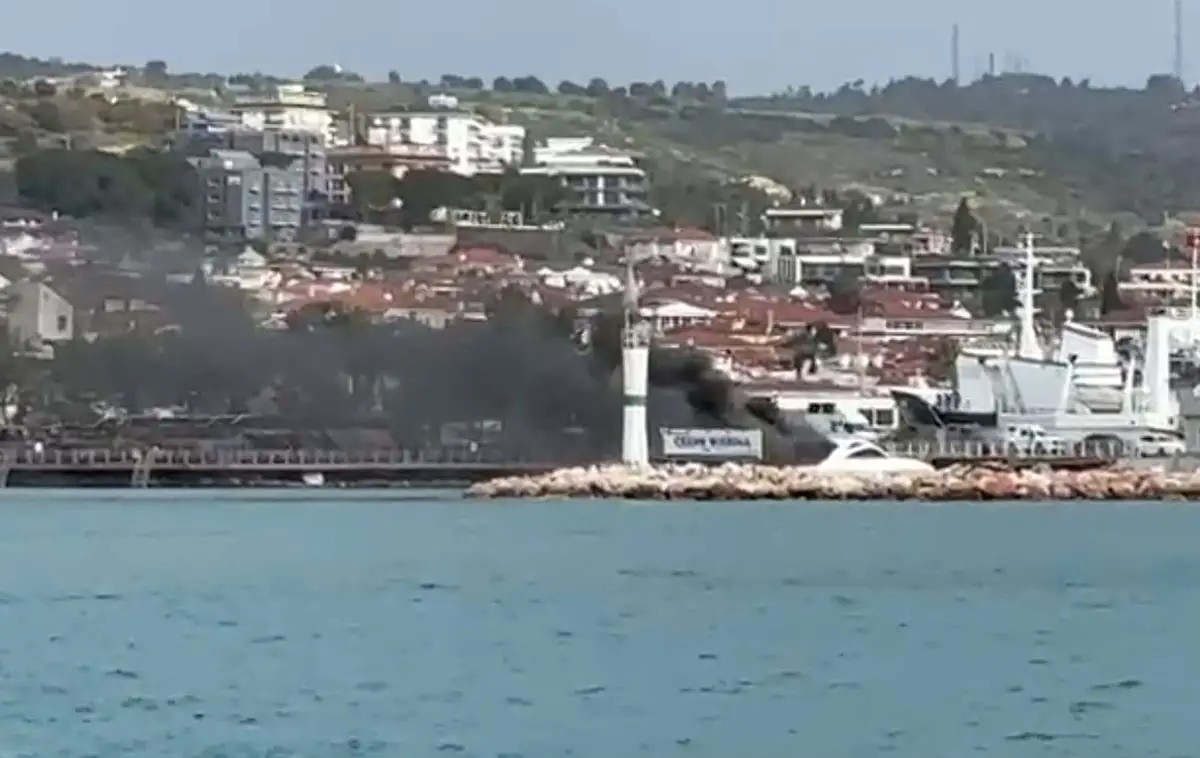 Çeşme'de Motoryat Yangını Hızlı Müdahale ile Söndürüldü