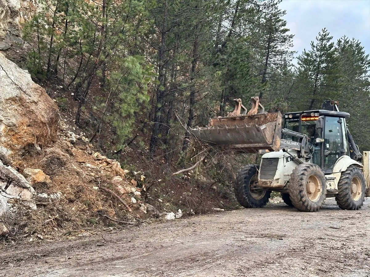Mengen'de Sağanak Nedeniyle Heyelan Oluştu, Karayolu Geçici Olarak Kapandı